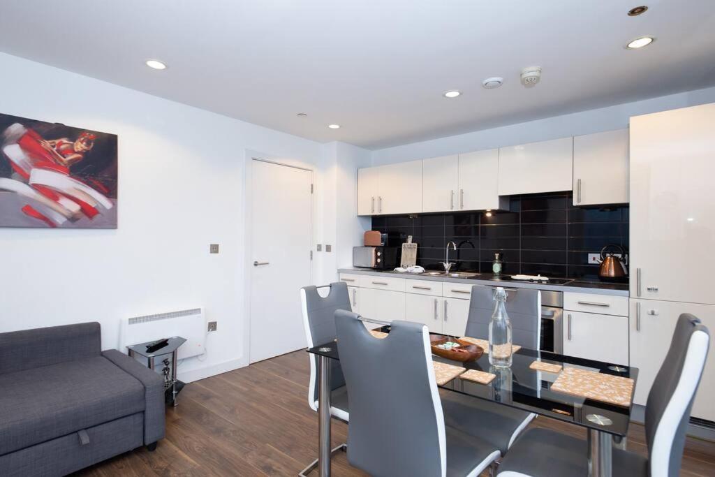 Stylish Mediacity 2bed, Sleeps 6, Amazing Views Appartement