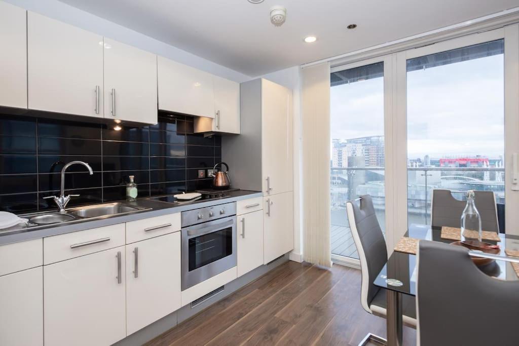 Stylish Mediacity 2bed, Sleeps 6, Amazing Views