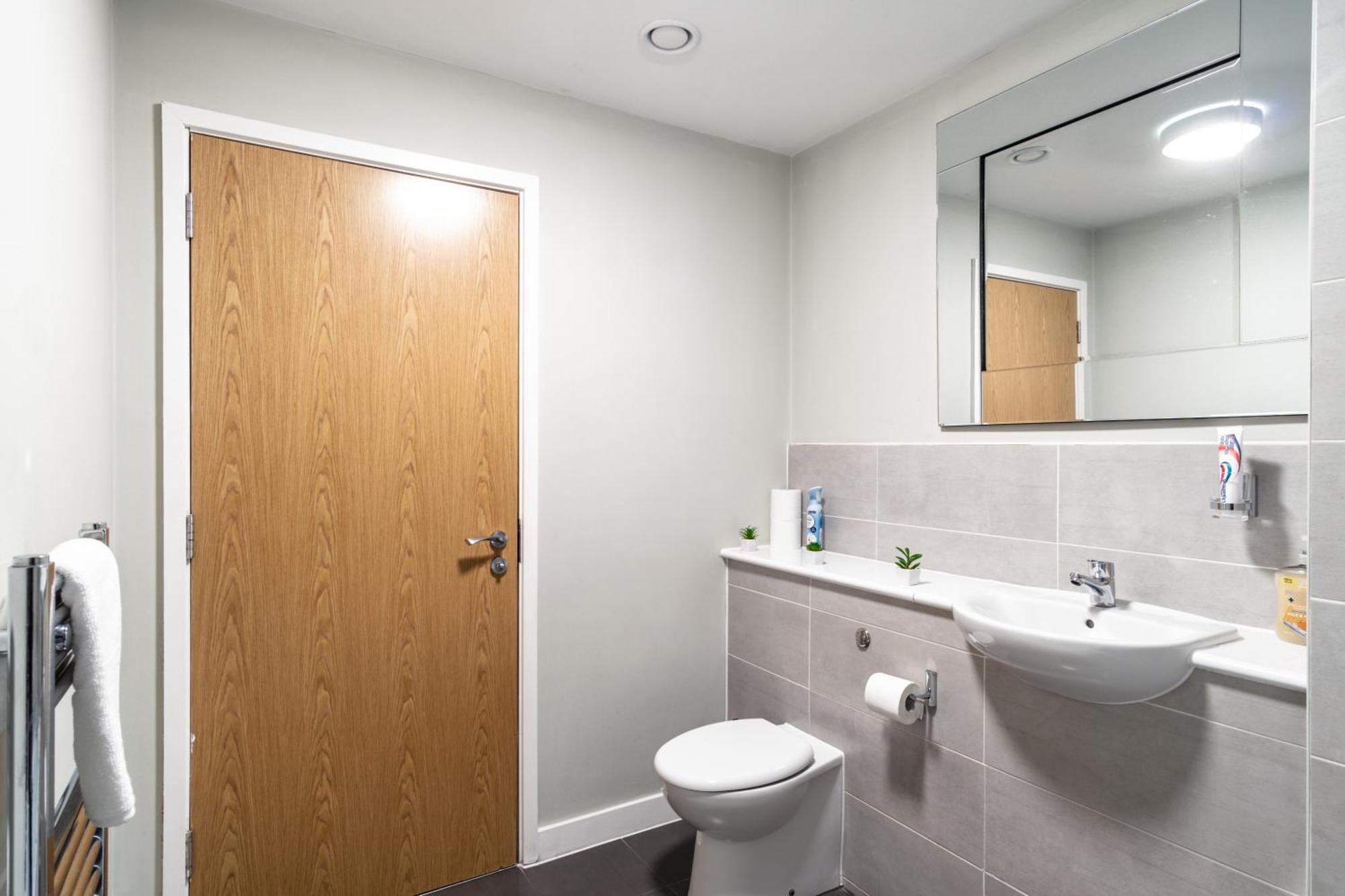 Prime Location 1 Bed Penthouse *
