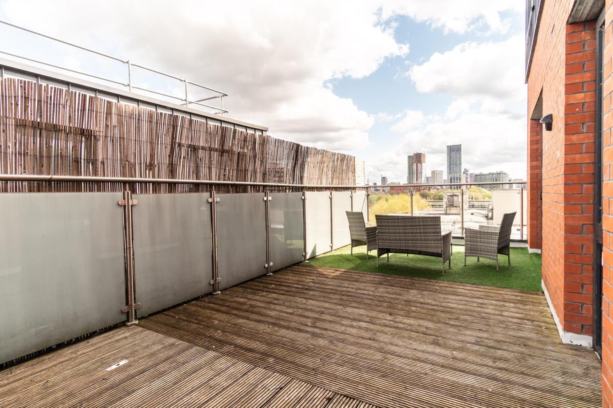 Prime Location 1 Bed Penthouse Apartment *