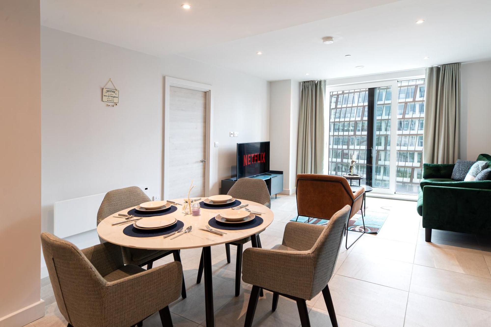 Modern 2 Bedroom City Centre W Balcony Apartment *
