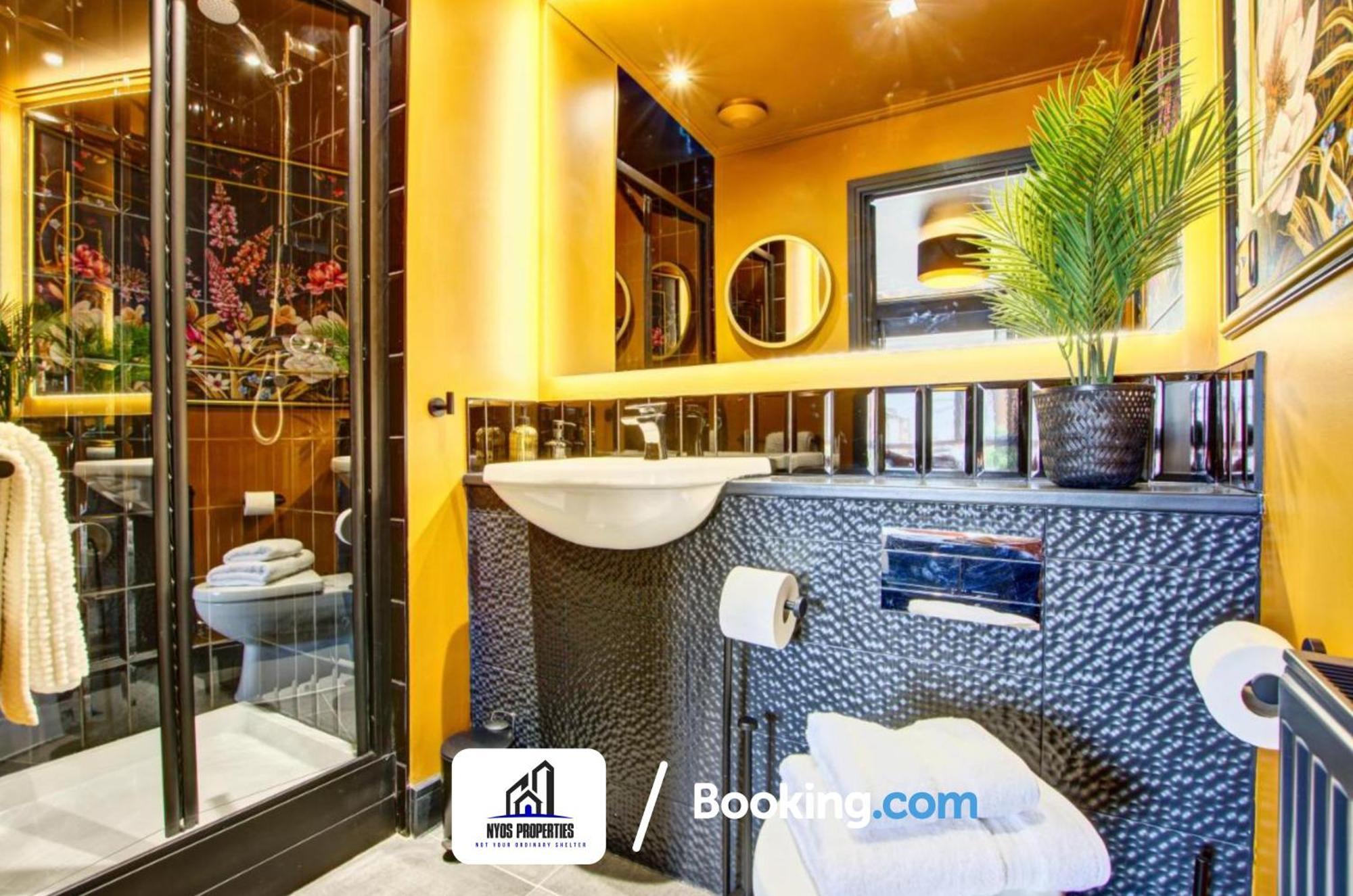 3 Bedroom By Nyos Short Lets & Serviced With Garden Vakantiehuis
