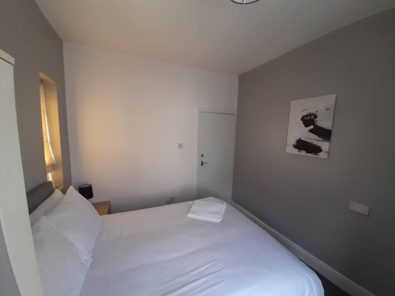 Stylish 4 Bed House - 15 Min To Centre Vakantiehuis *