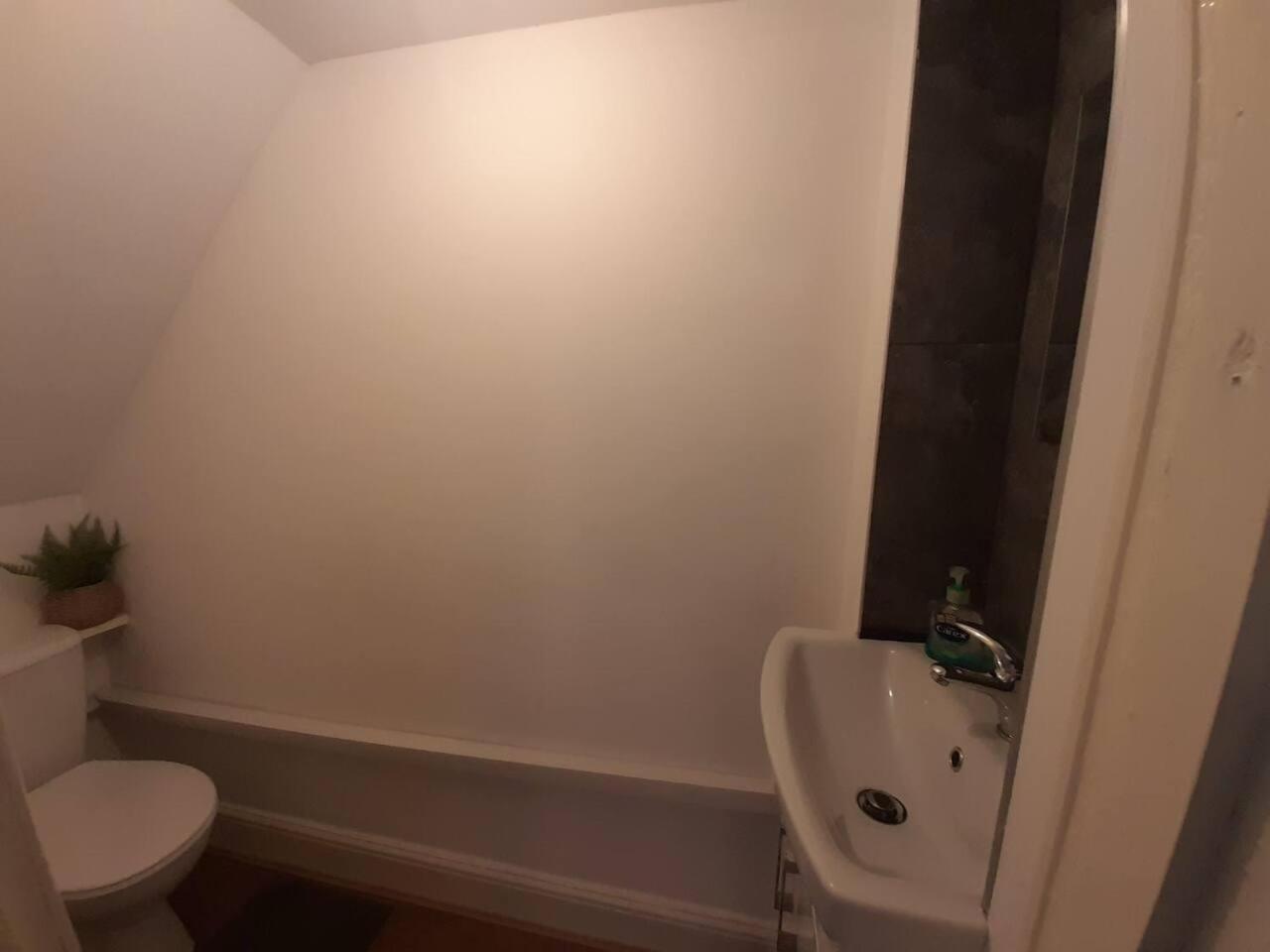 Stylish 4 Bed House - 15 Min To Centre *