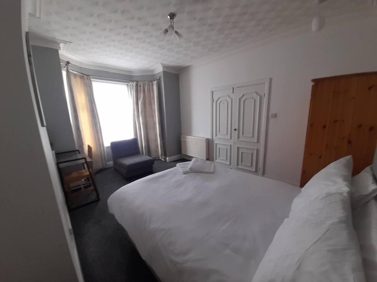 Stylish 4 Bed House - 15 Min To Centre Vakantiehuis