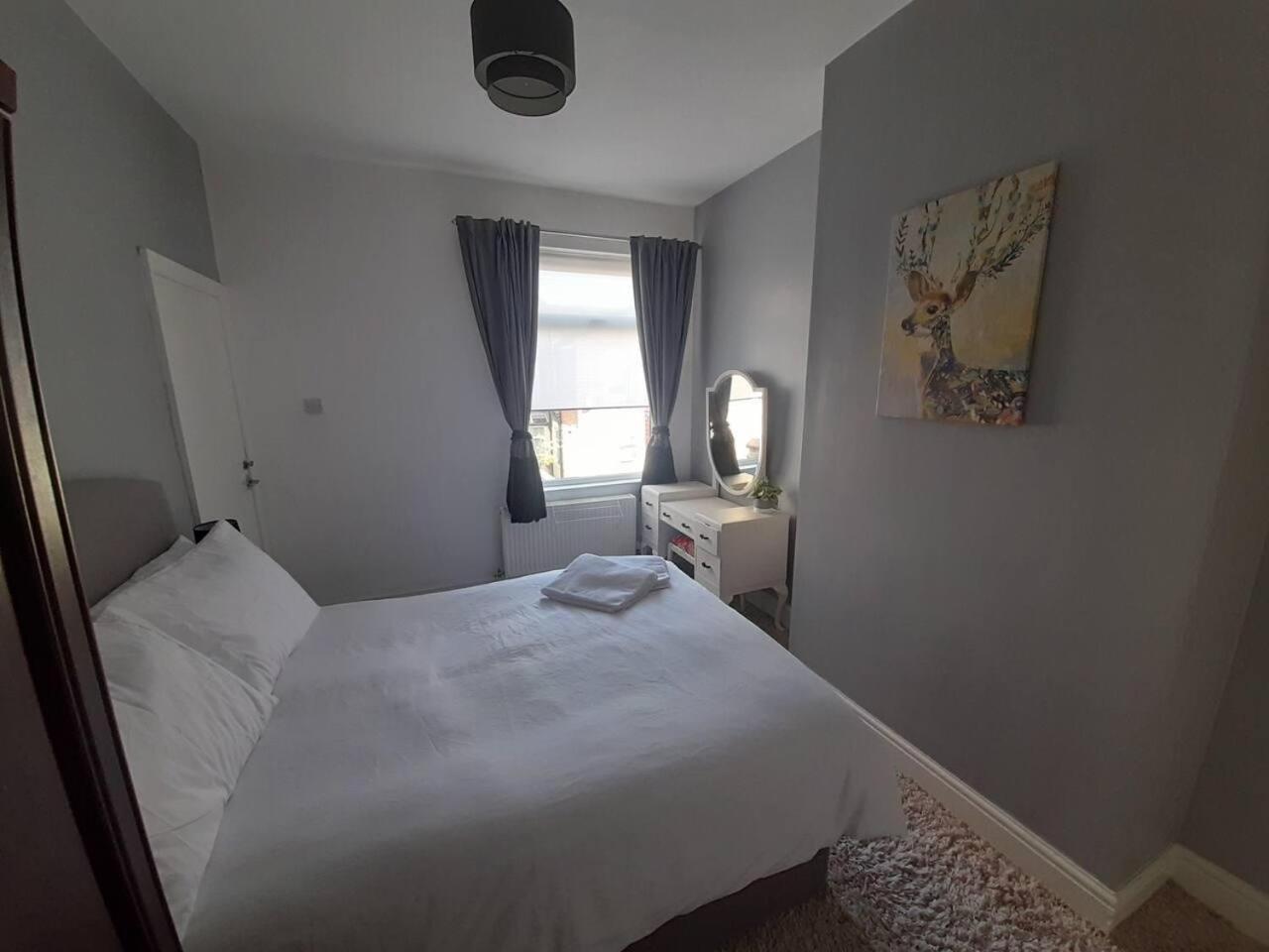 Stylish 4 Bed House - 15 Min To Centre