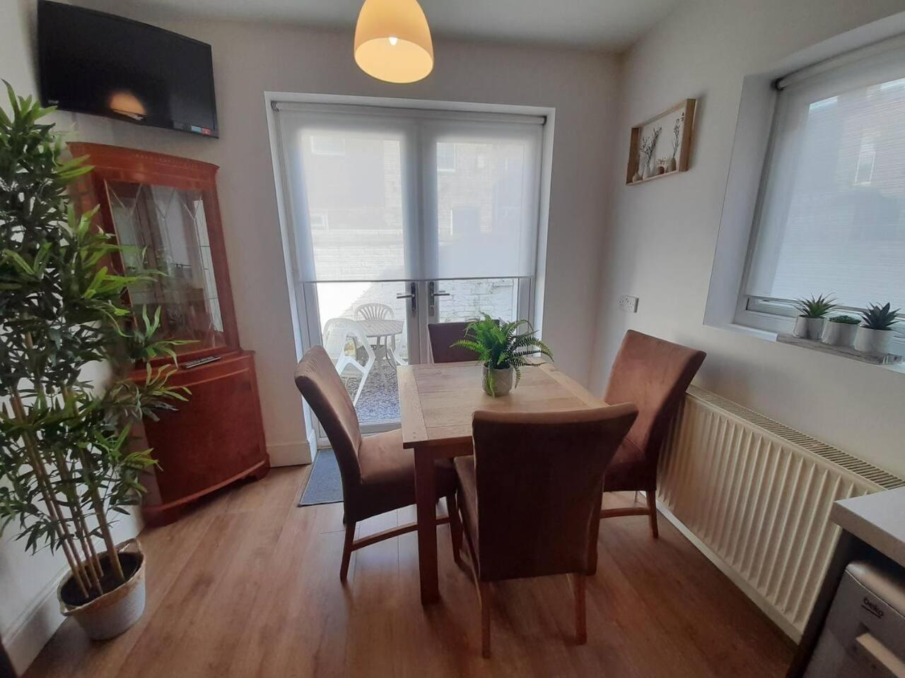 Stylish 4 Bed House - 15 Min To Centre Vakantiehuis *