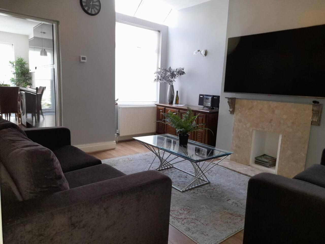 Stylish 4 Bed House - 15 Min To Centre *
