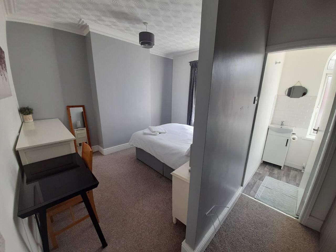 Stylish 4 Bed House - 15 Min To Centre Manchester