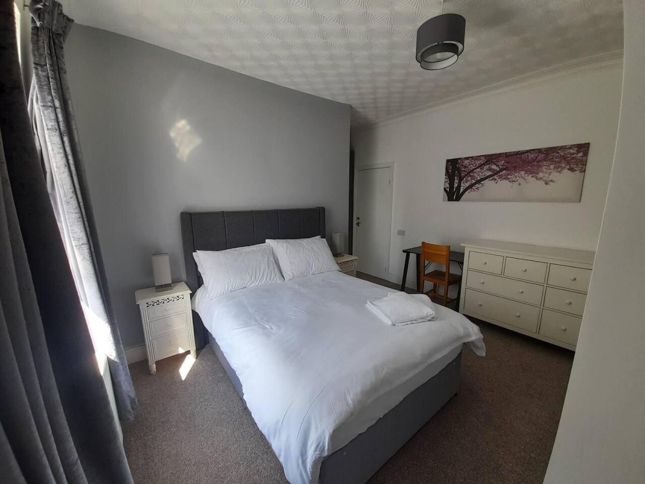 Stylish 4 Bed House - 15 Min To Centre
