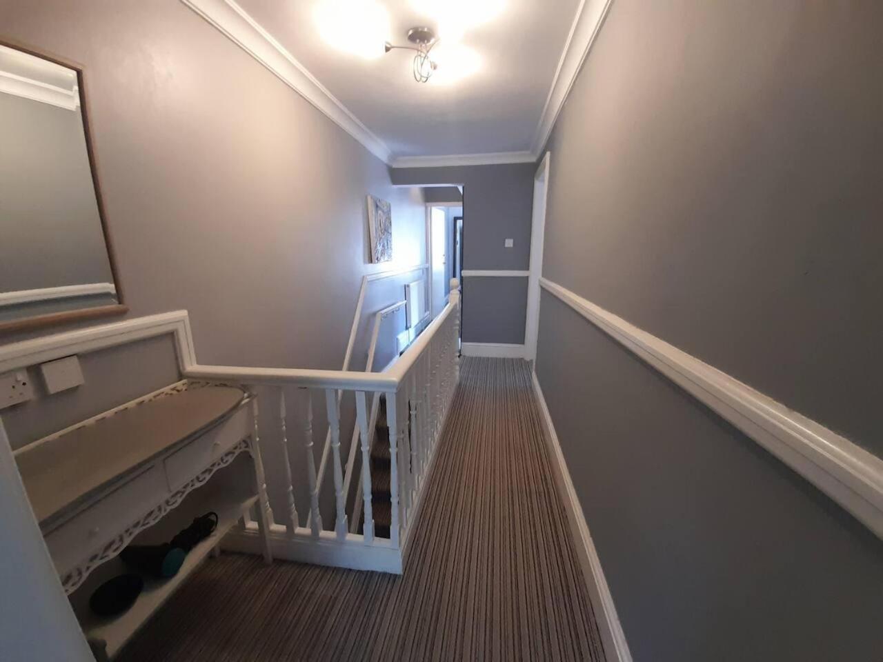 Stylish 4 Bed House - 15 Min To Centre Vakantiehuis *