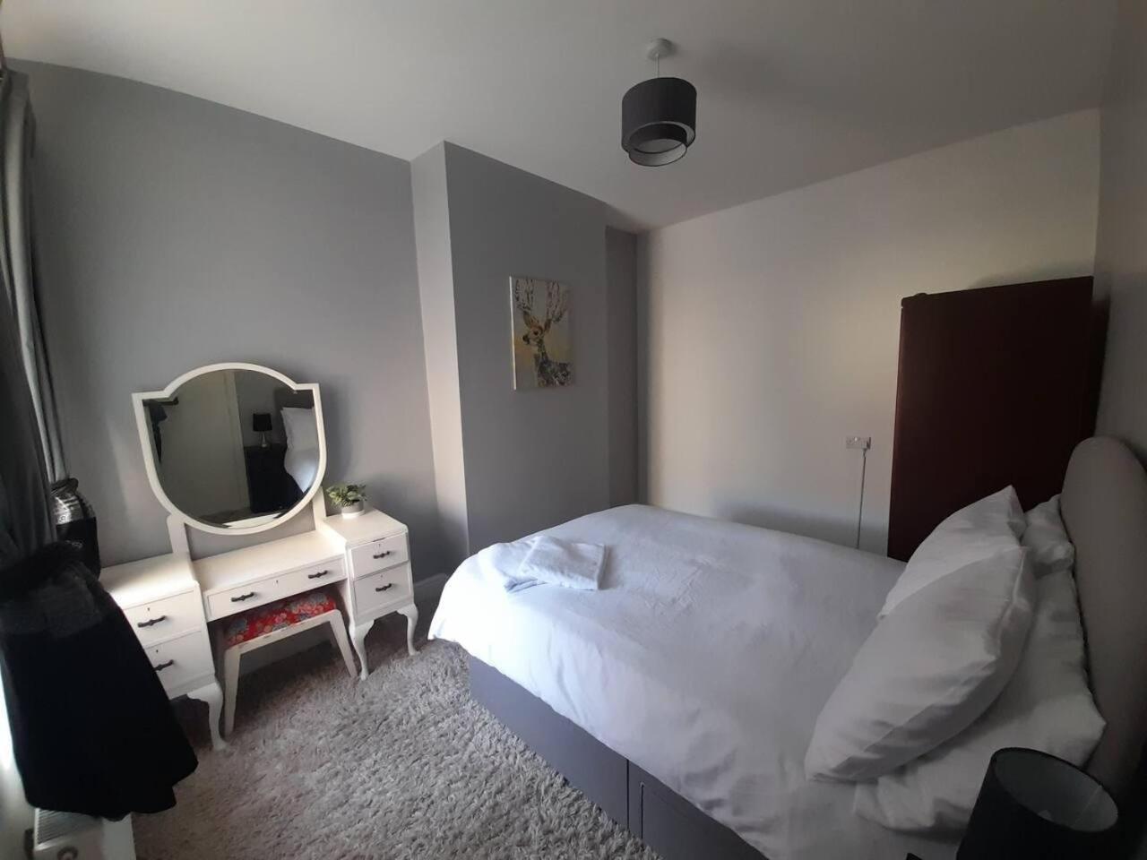 Stylish 4 Bed House - 15 Min To Centre Vakantiehuis Manchester