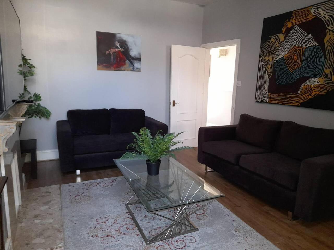 Stylish 4 Bed House - 15 Min To Centre Vakantiehuis