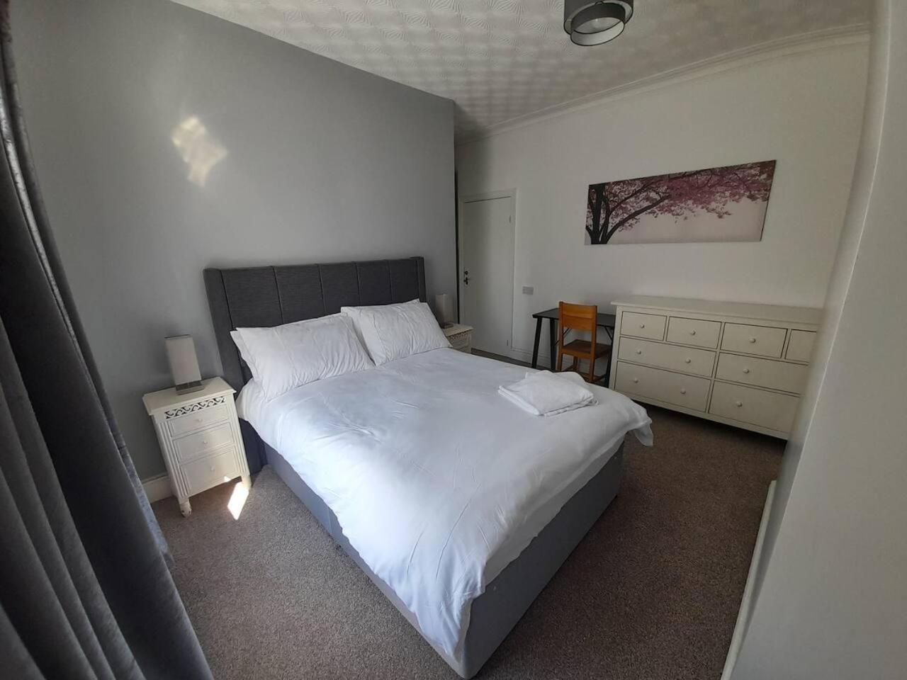 Stylish 4 Bed House - 15 Min To Centre Vakantiehuis Manchester