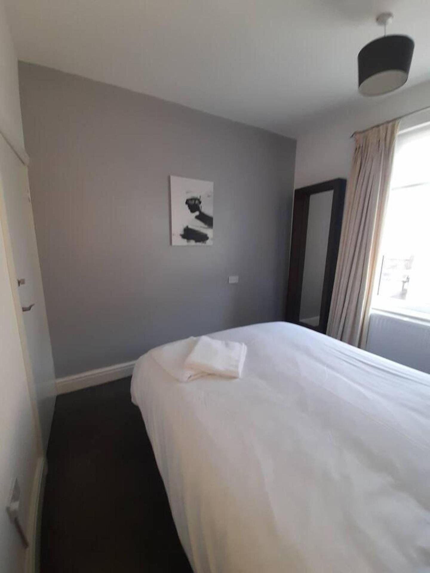 Stylish 4 Bed House - 15 Min To Centre