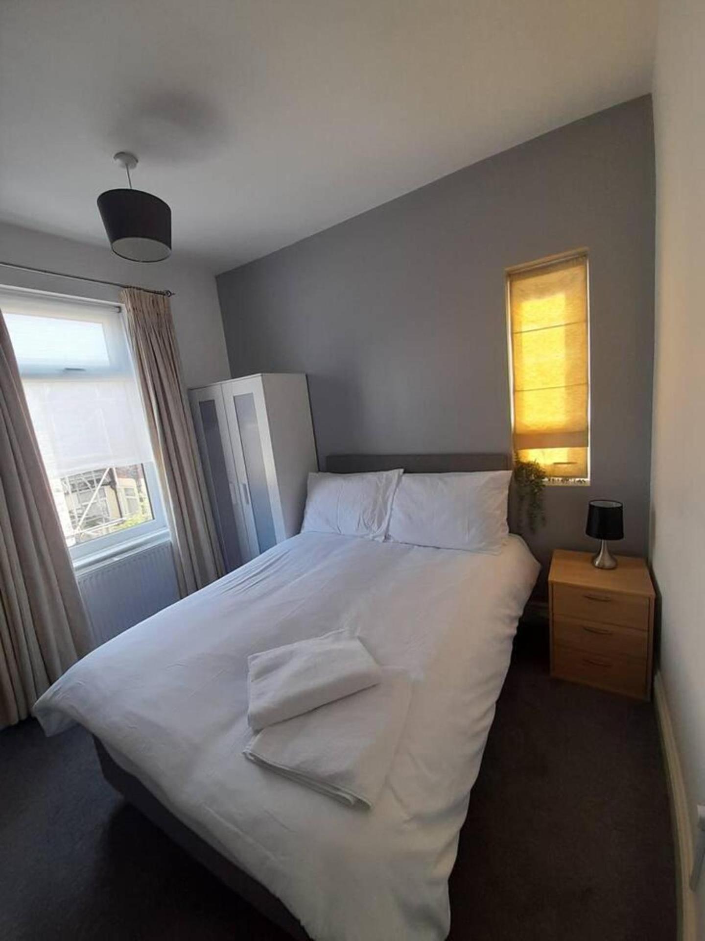 Stylish 4 Bed House - 15 Min To Centre Vakantiehuis