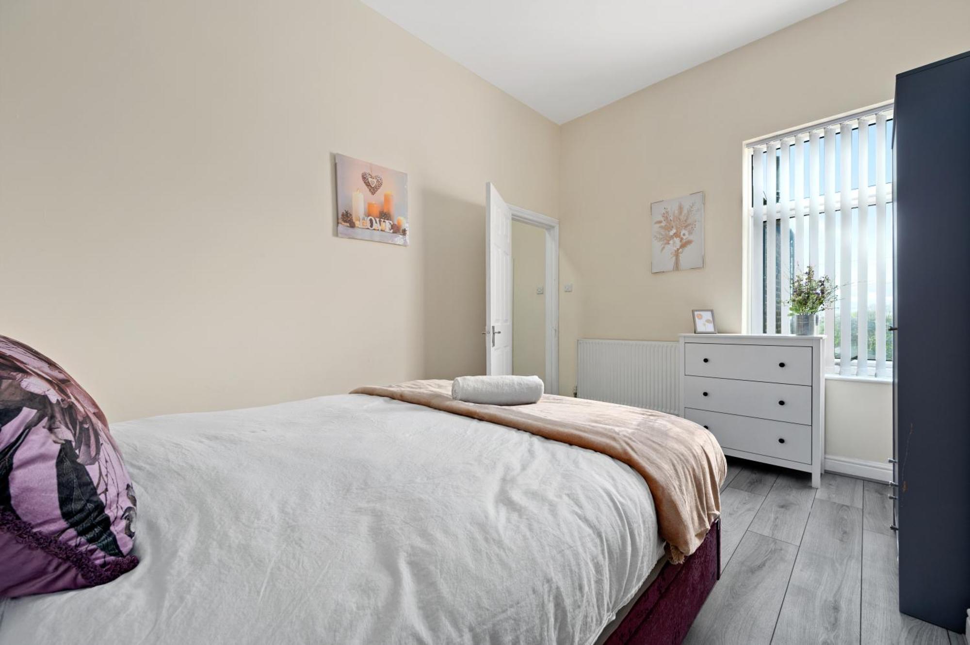 4 Bedroom House Near Centre Sleeps 10 *