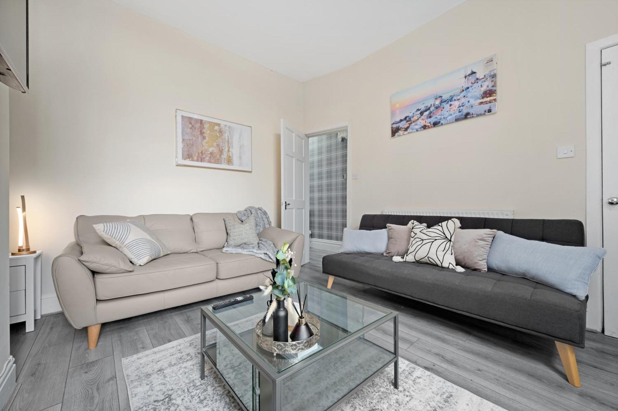 4 Bedroom House Near Centre Sleeps 10 Manchester