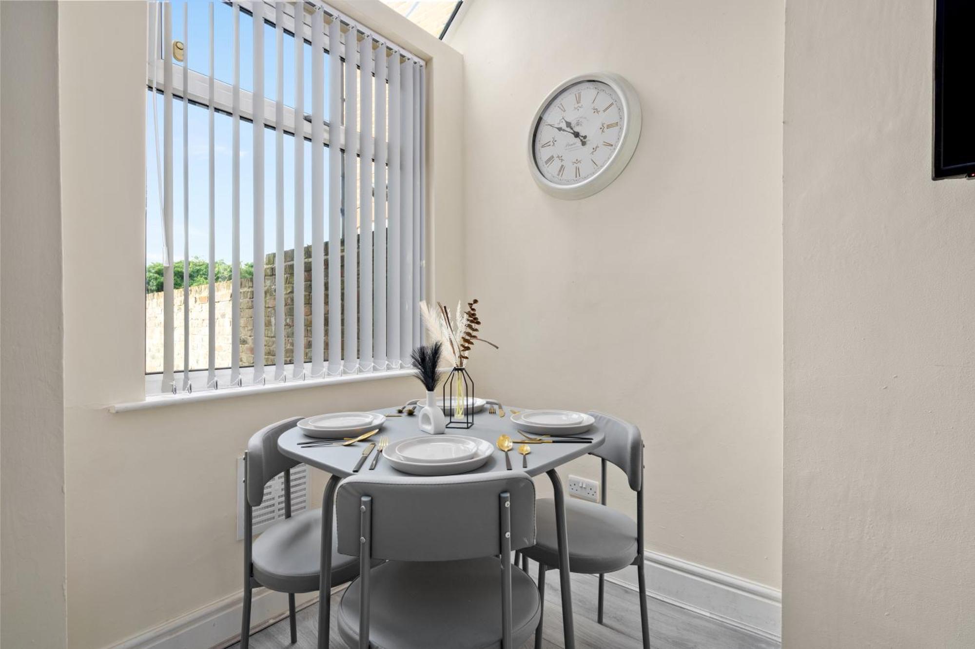 4 Bedroom House Near Centre Sleeps 10 Holiday home *