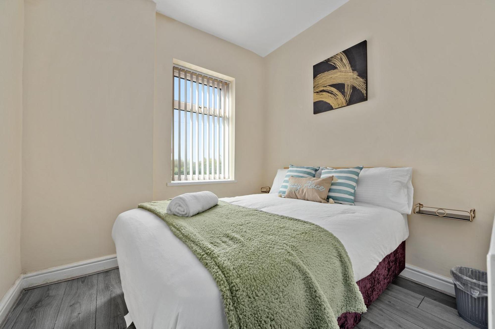 Holiday home 4 Bedroom House Near Centre Sleeps 10 *