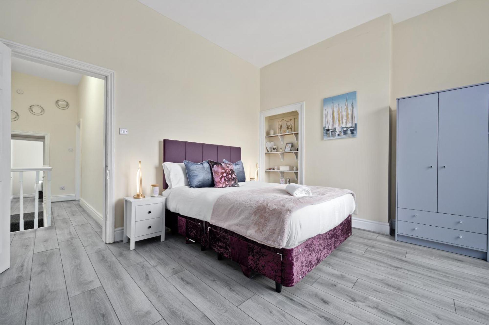 Holiday home 4 Bedroom House Near Centre Sleeps 10