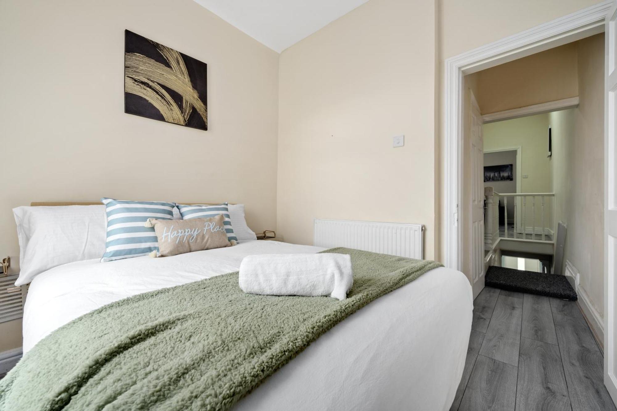 4 Bedroom House Near Centre Sleeps 10 Holiday home *