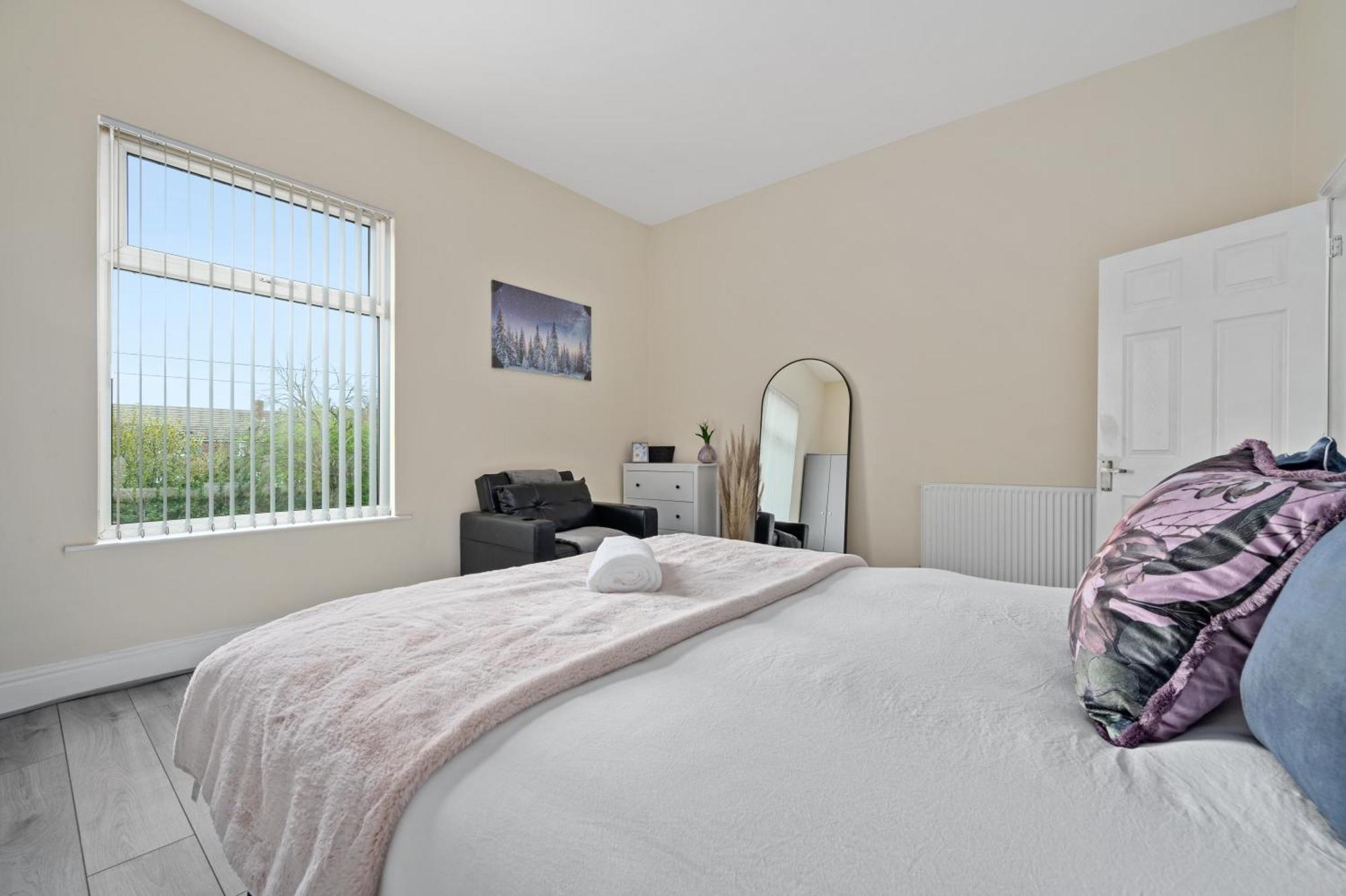 Holiday home 4 Bedroom House Near Centre Sleeps 10 *