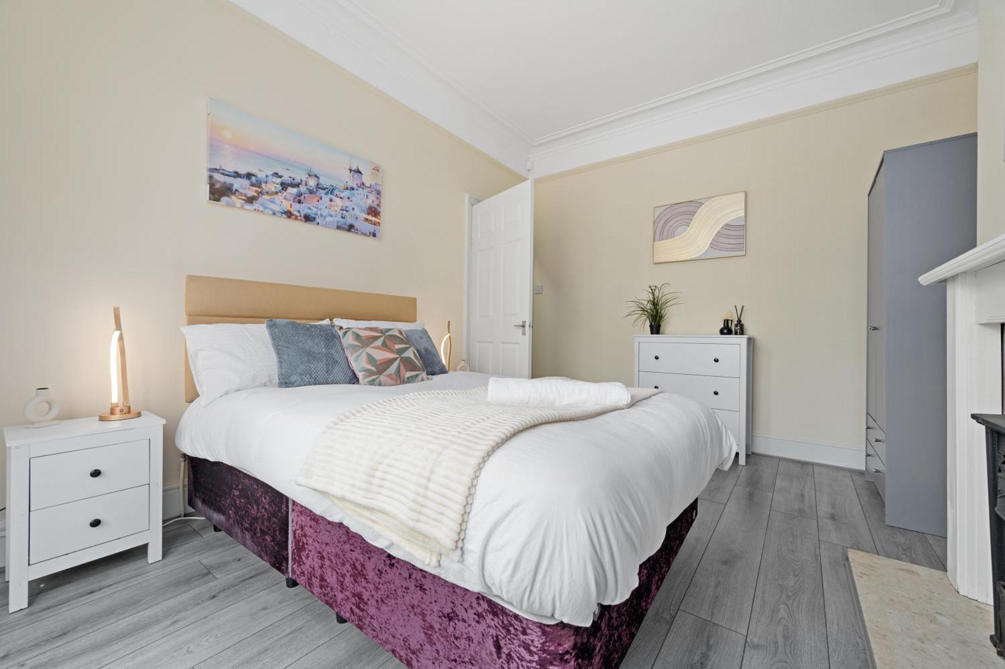 4 Bedroom House Near Centre Sleeps 10 Holiday home