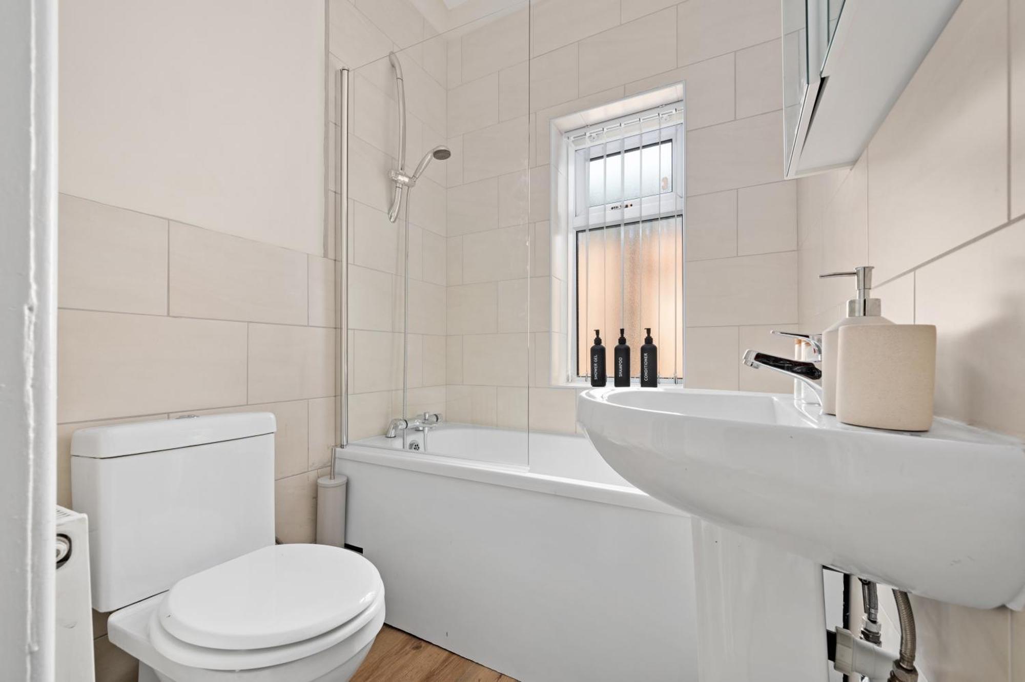 4 Bedroom House Near Centre Sleeps 10 Holiday home Manchester
