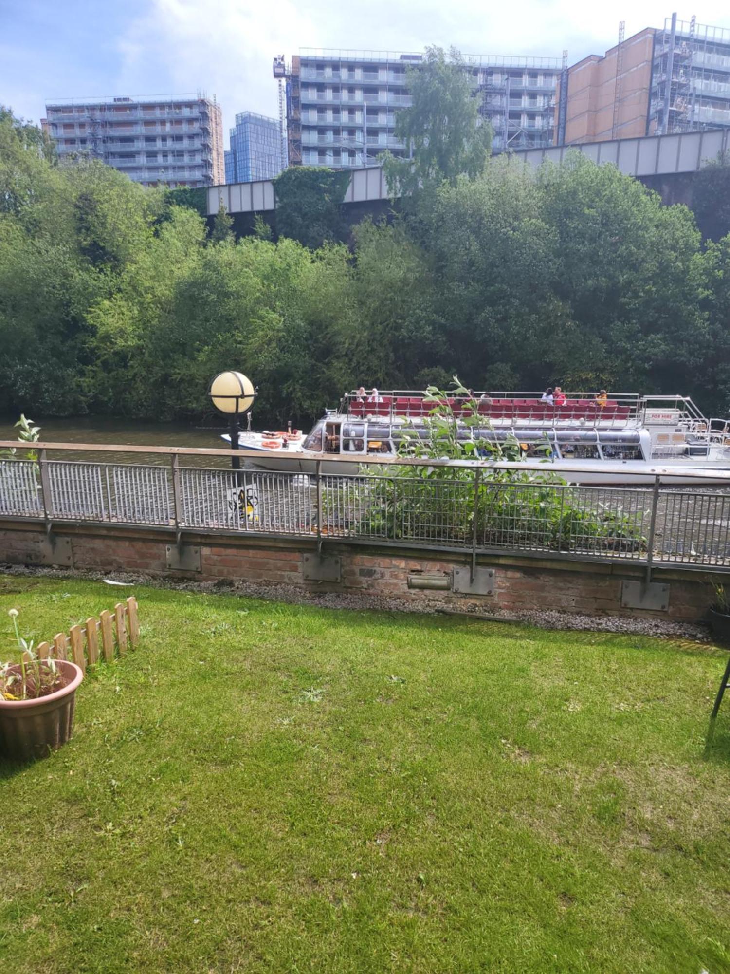 Luxury 2 Bed Apt On River, Wifi, Parking, Garden Apartment Manchester