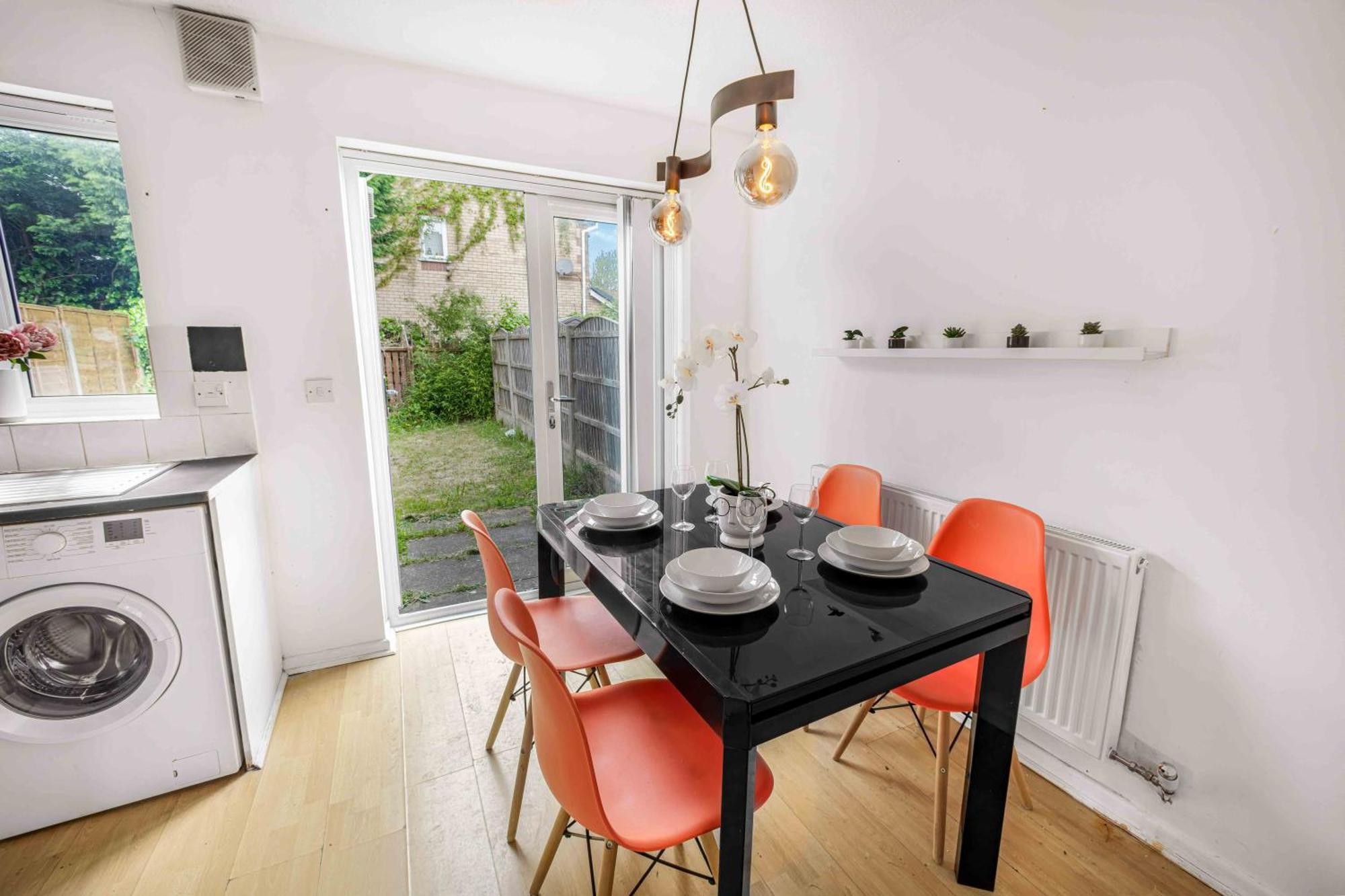 Centre House, Perfect For Long Stays! Parking, Wifi, Outdoor Space Holiday home *