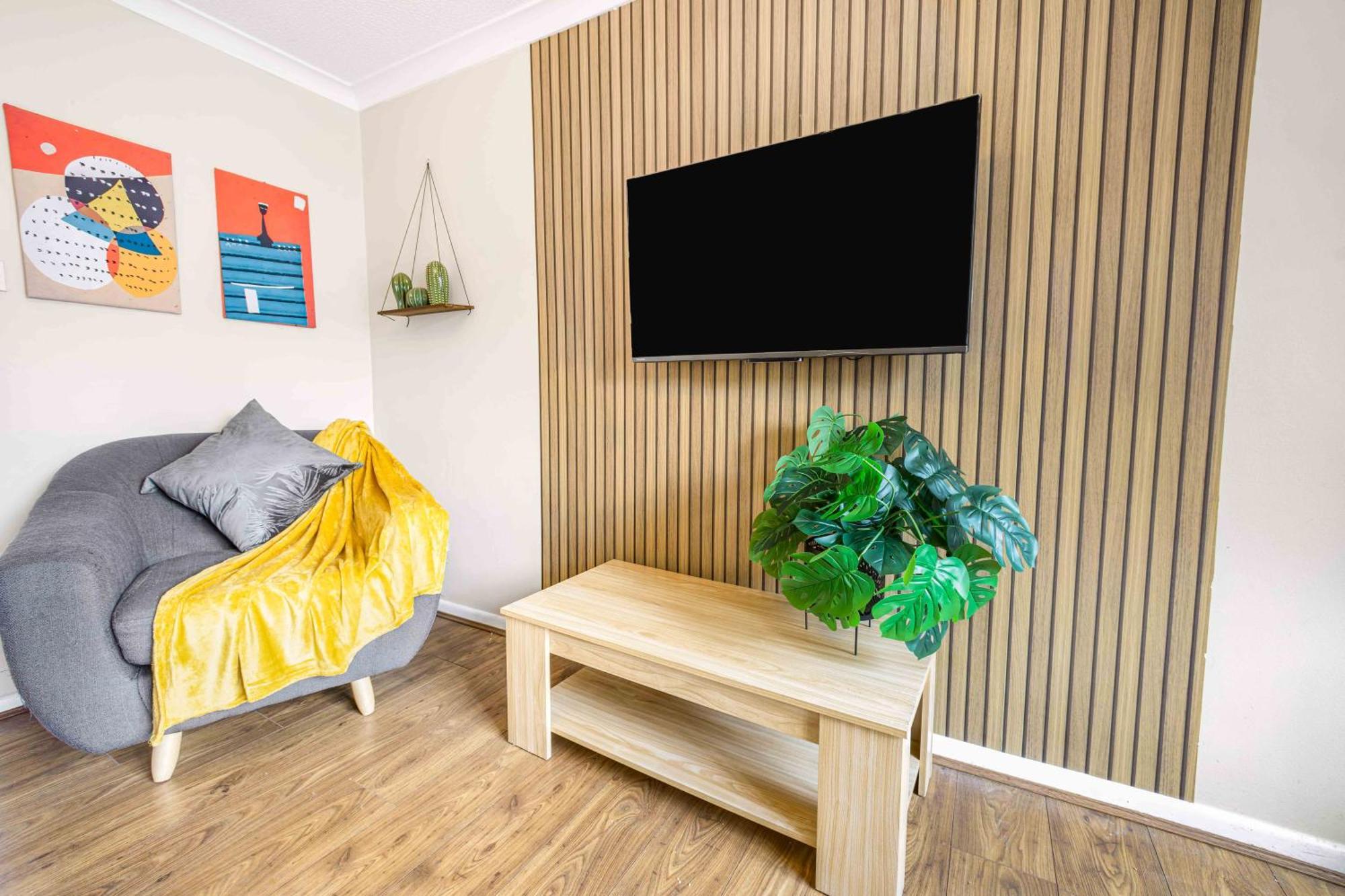 Centre House, Perfect For Long Stays! Parking, Wifi, Outdoor Space Holiday home