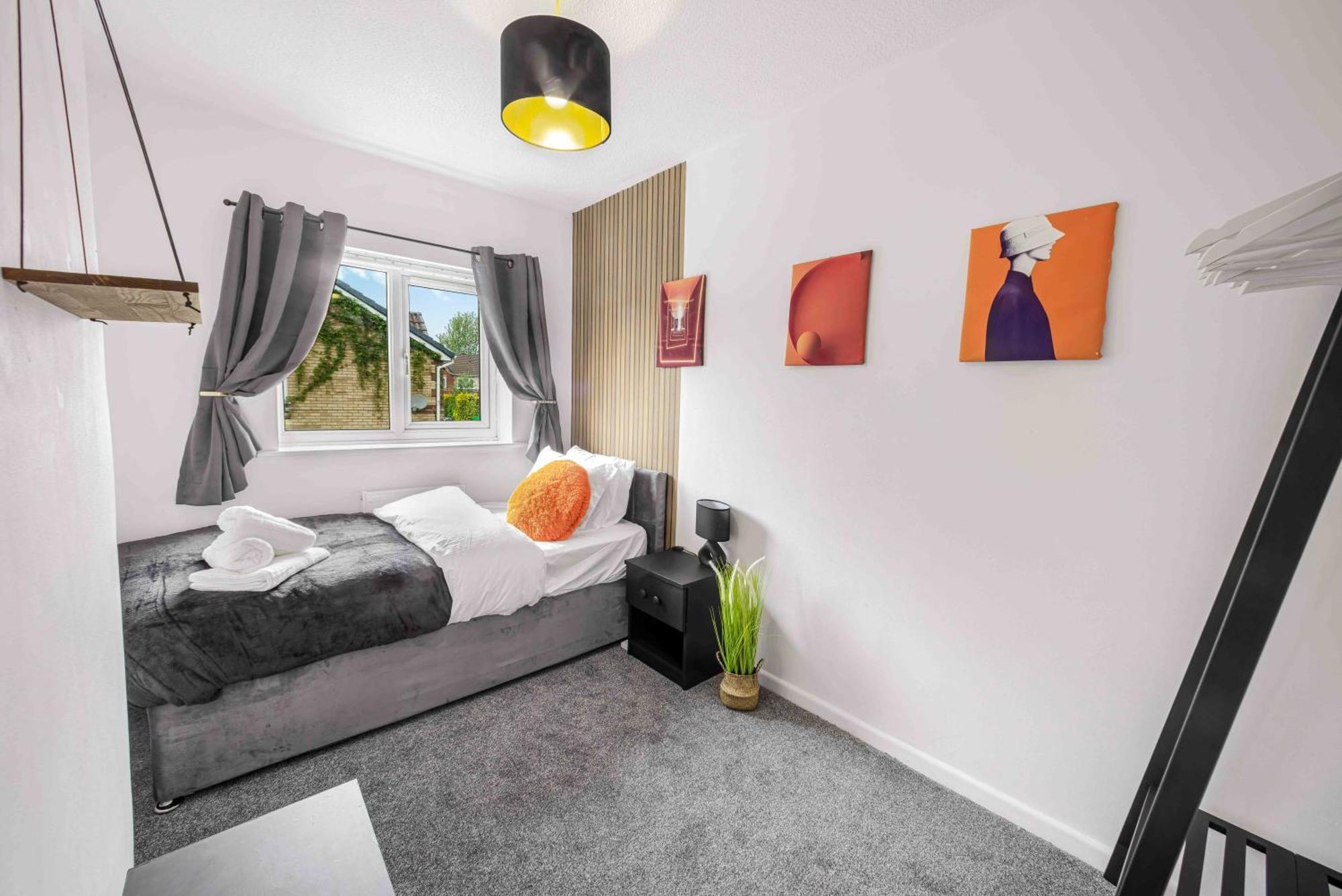 Centre House, Perfect For Long Stays! Parking, Wifi, Outdoor Space Holiday home Manchester