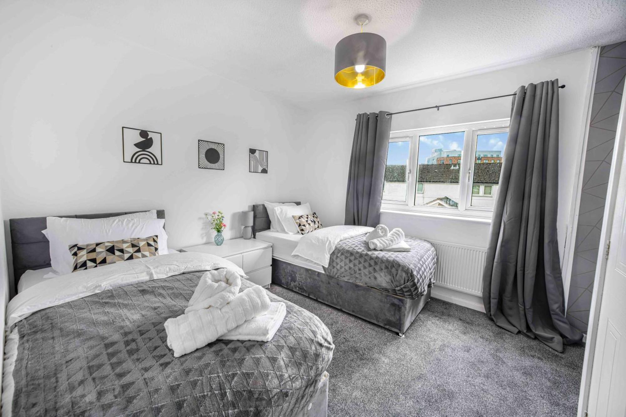 Holiday home Centre House, Perfect For Long Stays! Parking, Wifi, Outdoor Space Manchester