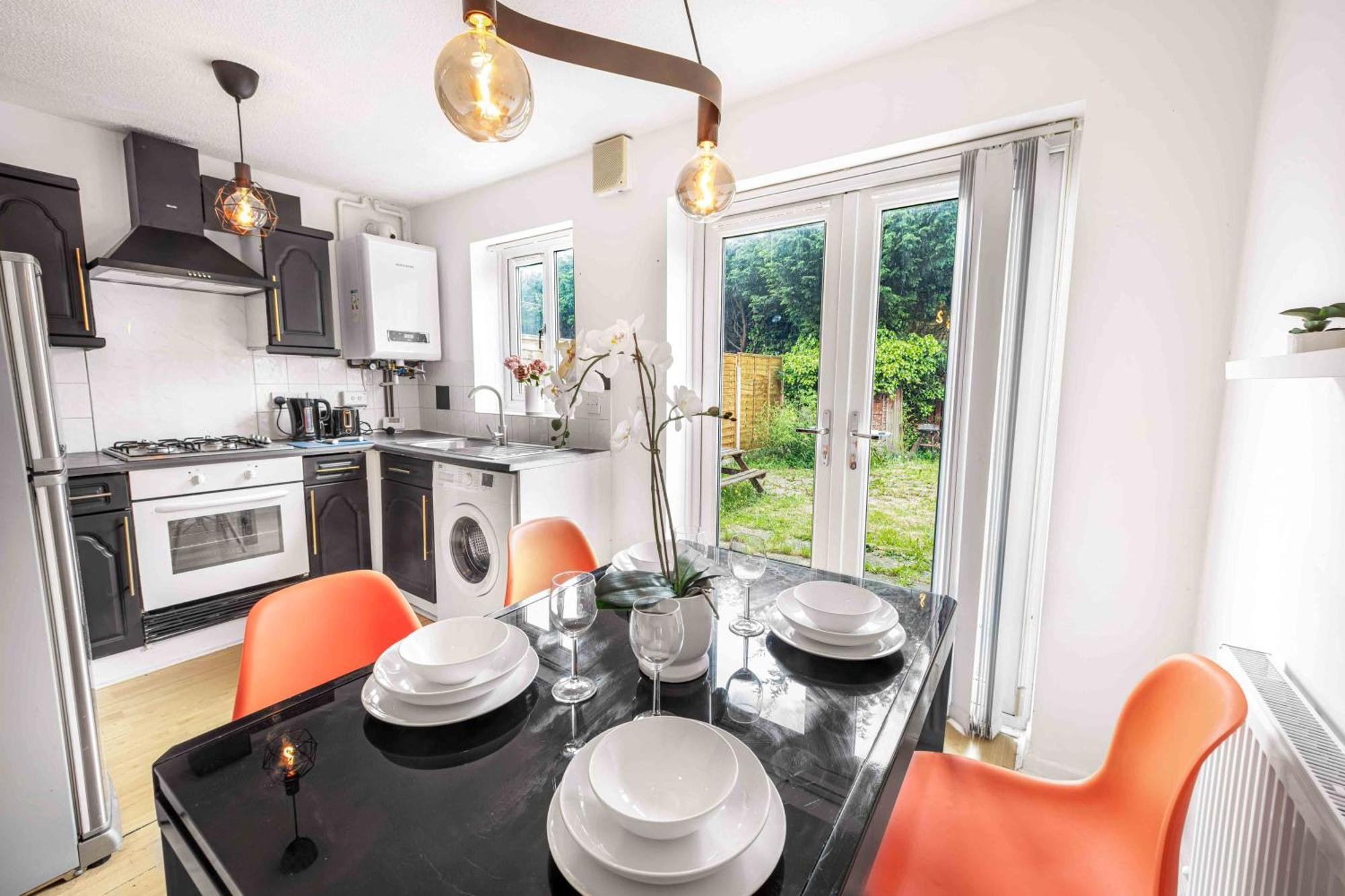 Centre House, Perfect For Long Stays! Parking, Wifi, Outdoor Space Manchester