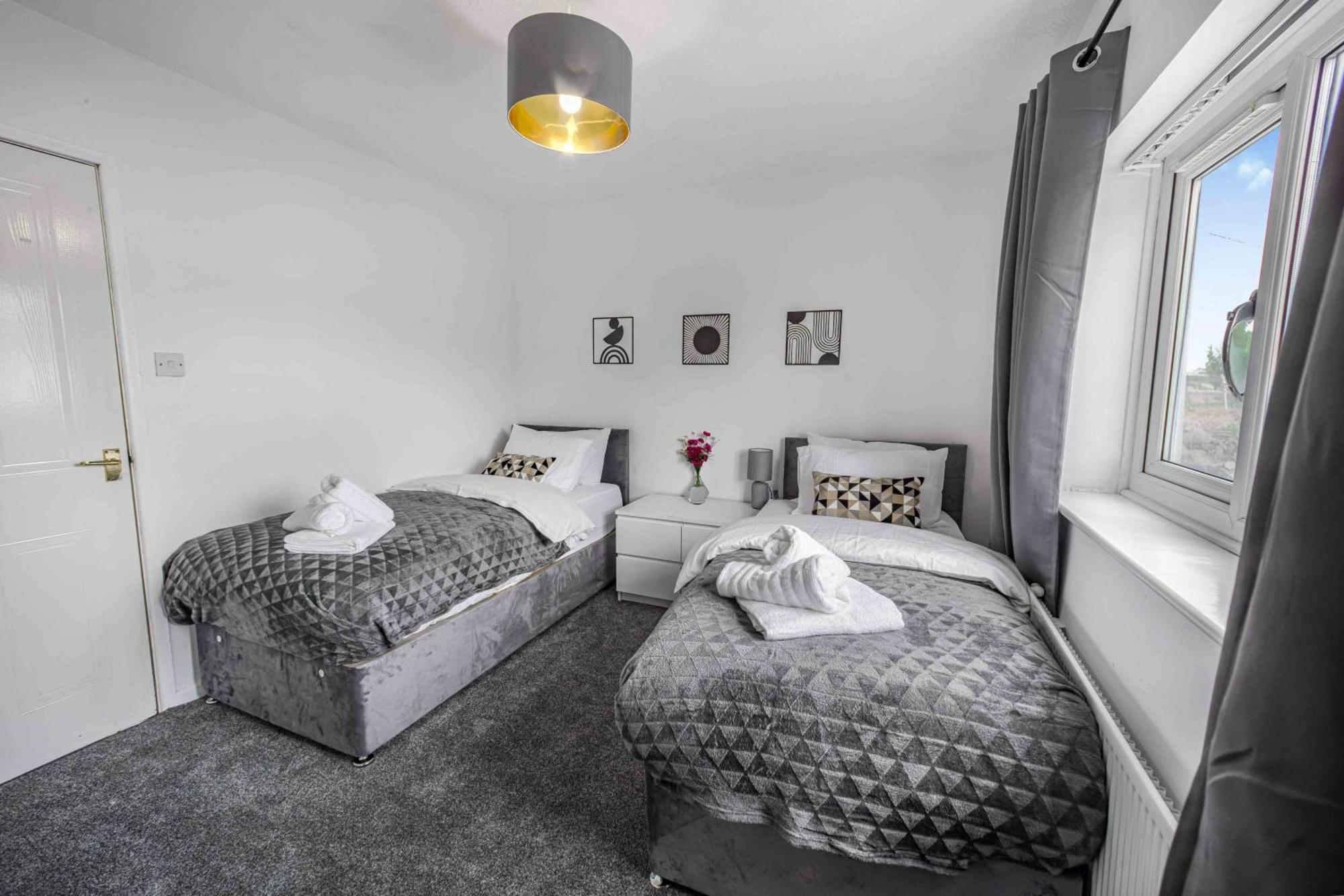 Centre House, Perfect For Long Stays! Parking, Wifi, Outdoor Space * Manchester
