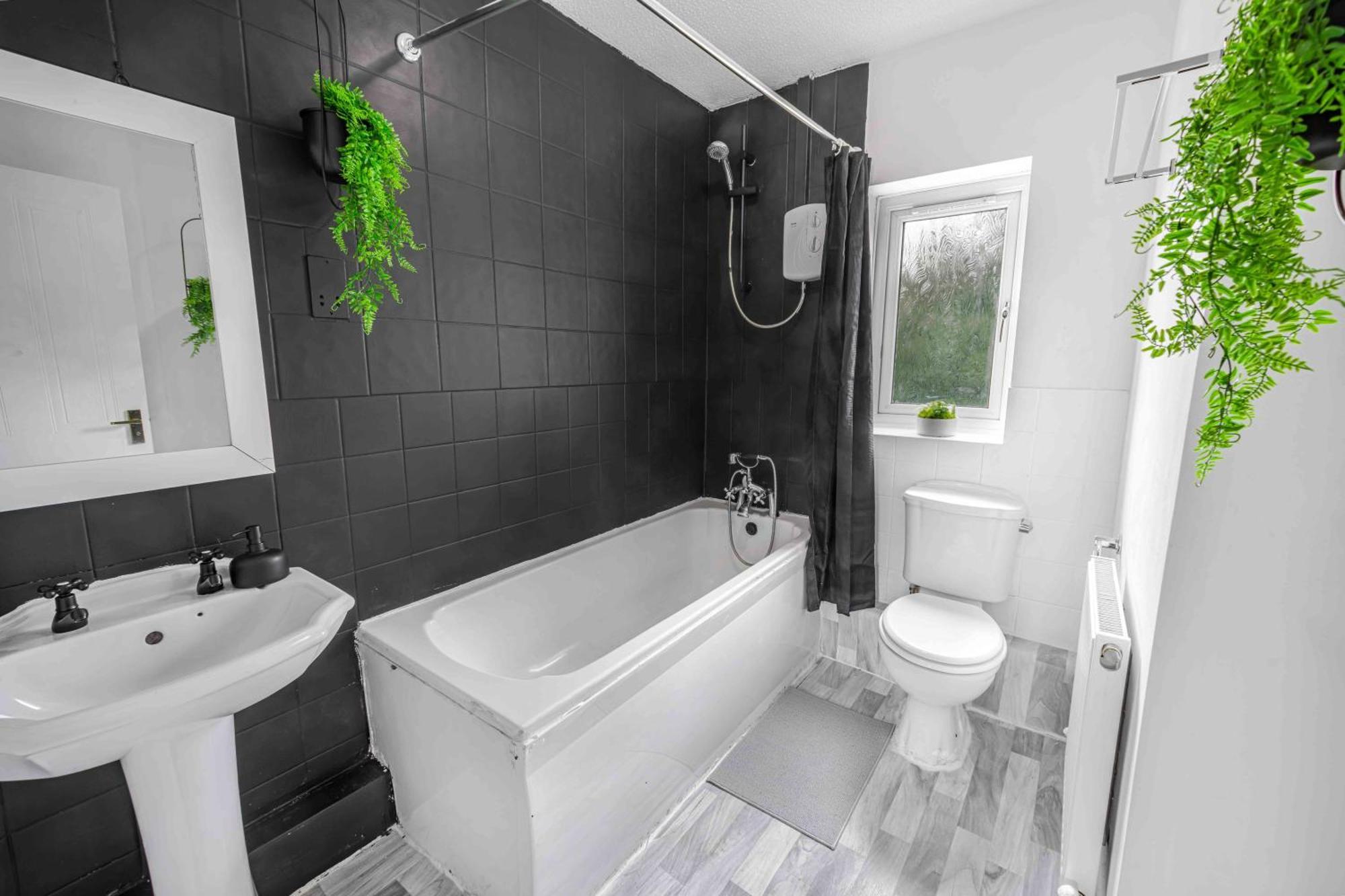 Centre House, Perfect For Long Stays! Parking, Wifi, Outdoor Space * Manchester