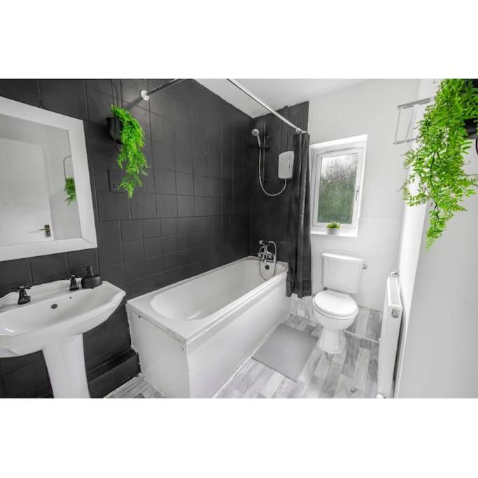 Centre House, Perfect For Long Stays! Parking, Wifi, Outdoor Space Manchester