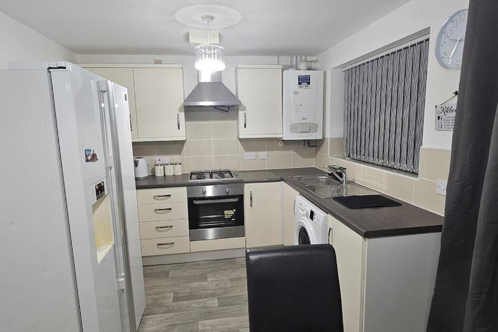 The Wynne House - 3 Bedroom Luxury House With 5 Beds & Free Parking Near Centre, And A Walking Distance To The Etihad Stadium & Coop Live Arena *