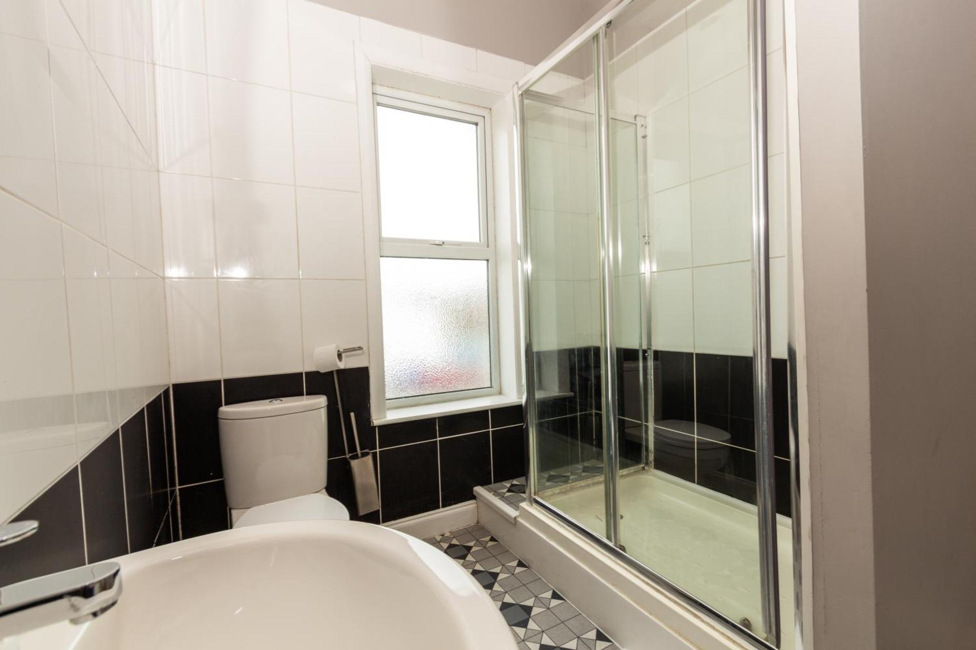 Spacious 3 - Private For 3 Guest house *