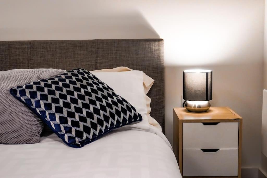Retreat - Mcr - Free Netflix - Wifi - Parking Nearby Apartment *
