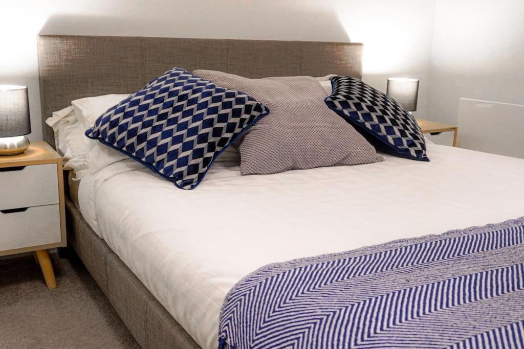 Retreat - Mcr - Free Netflix - Wifi - Parking Nearby Apartment *