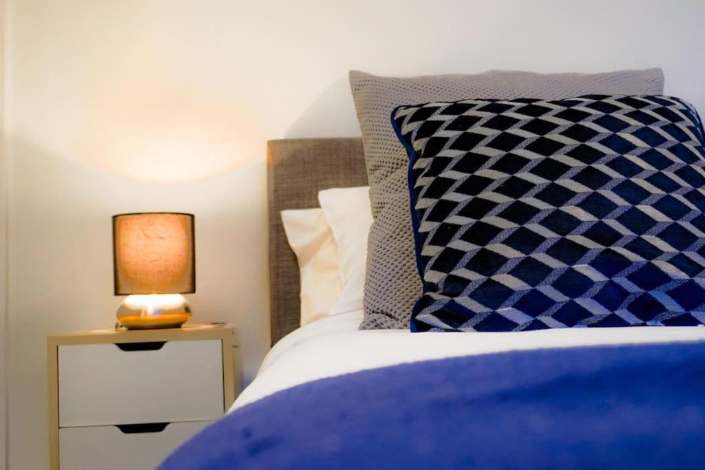 Retreat - Mcr - Free Netflix - Wifi - Parking Nearby Apartment *