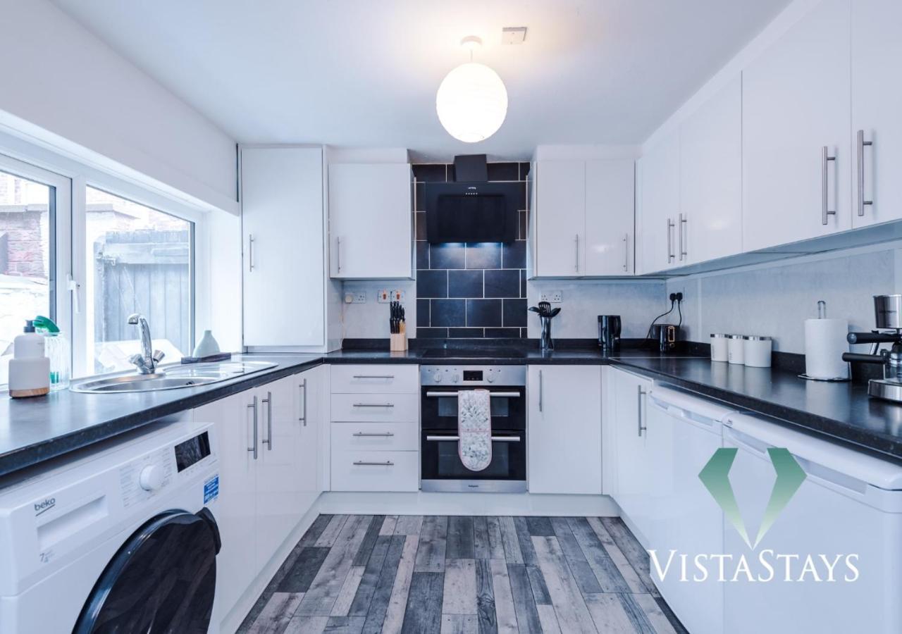 Modern 3 Bed With Pool Table And Parking *