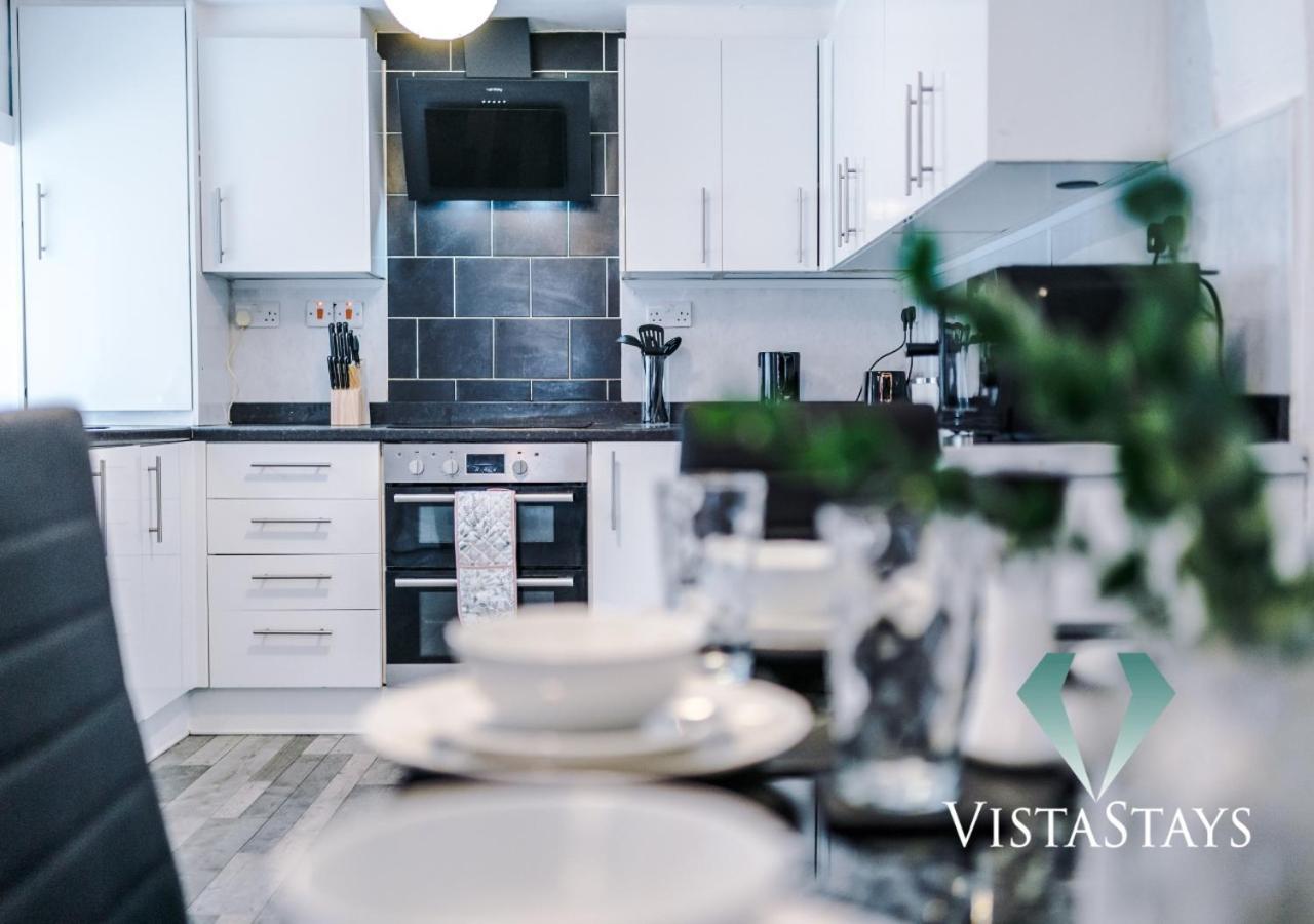 Modern 3 Bed With Pool Table And Parking Holiday home *