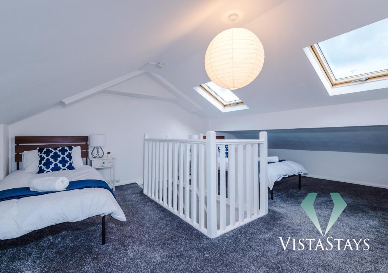 Modern 3 Bed With Pool Table And Parking Manchester