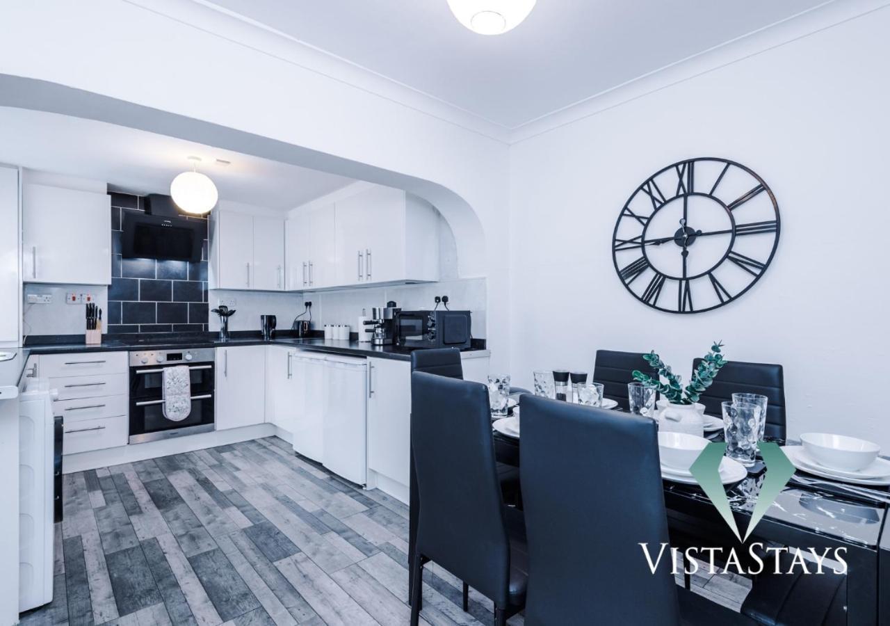 Modern 3 Bed With Pool Table And Parking