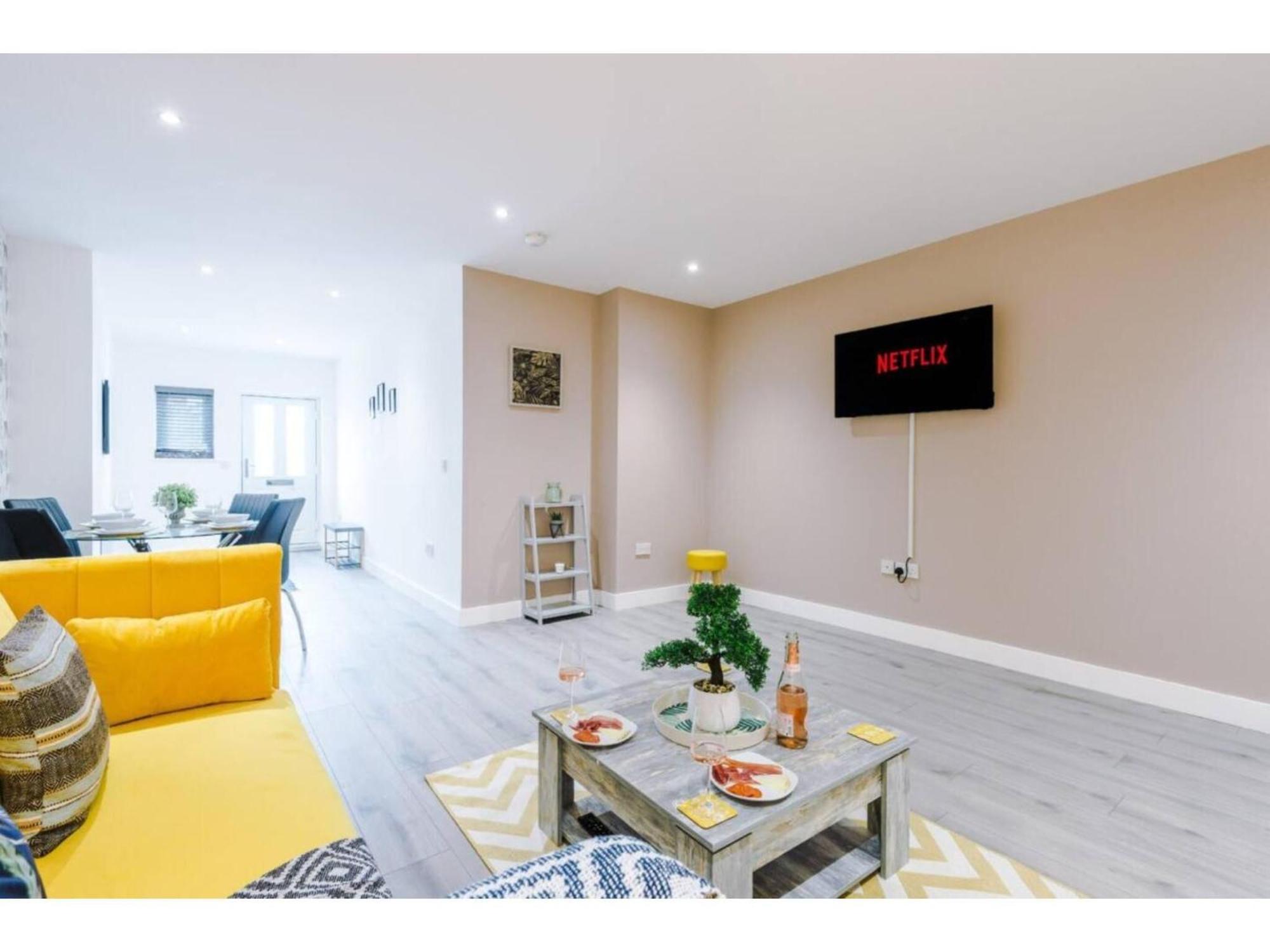 The Ecclesian Deluxe Near Trafford Centre Eccles Train Station *