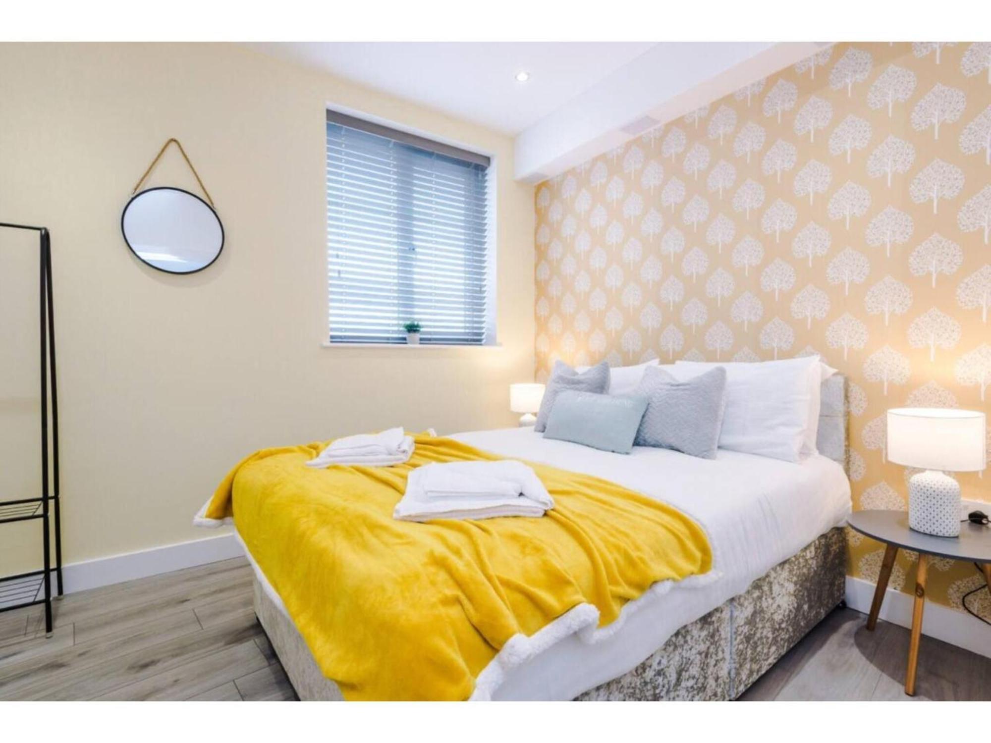 Apartment The Ecclesian Deluxe Near Trafford Centre Eccles Train Station *