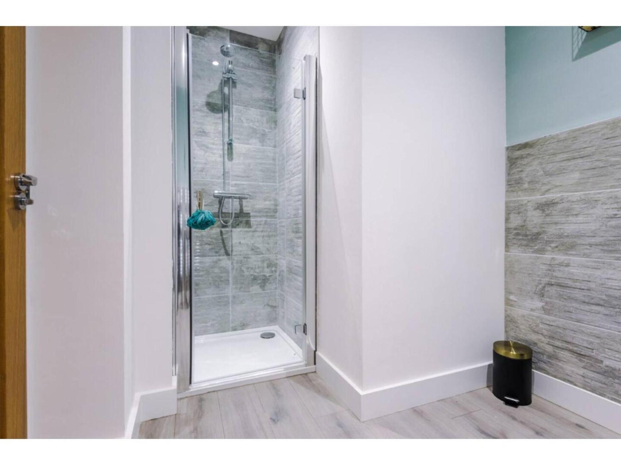 The Ecclesian Deluxe Near Trafford Centre Eccles Train Station * Manchester